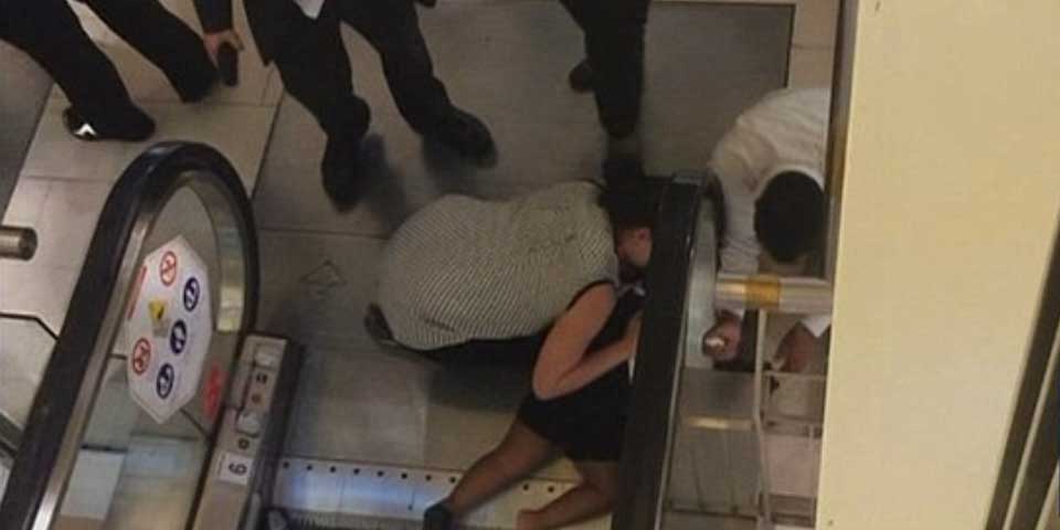 Brazo de niña queda atrapado en escaleras eléctricas