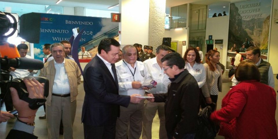 Osorio Chong supervisa Programa Paisano en el AICM