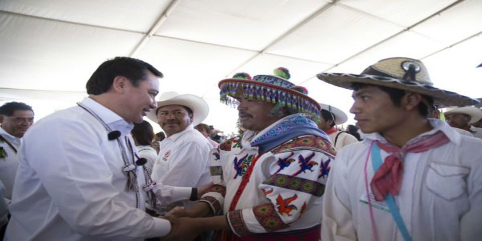 Osorio Chong firma convenio de promoción de derechos humanos de los índigenas