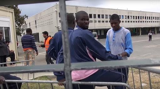 El papa Francisco realiza lavatorio de pies a refugiados - papa-francisco-pies-coopauxilium2