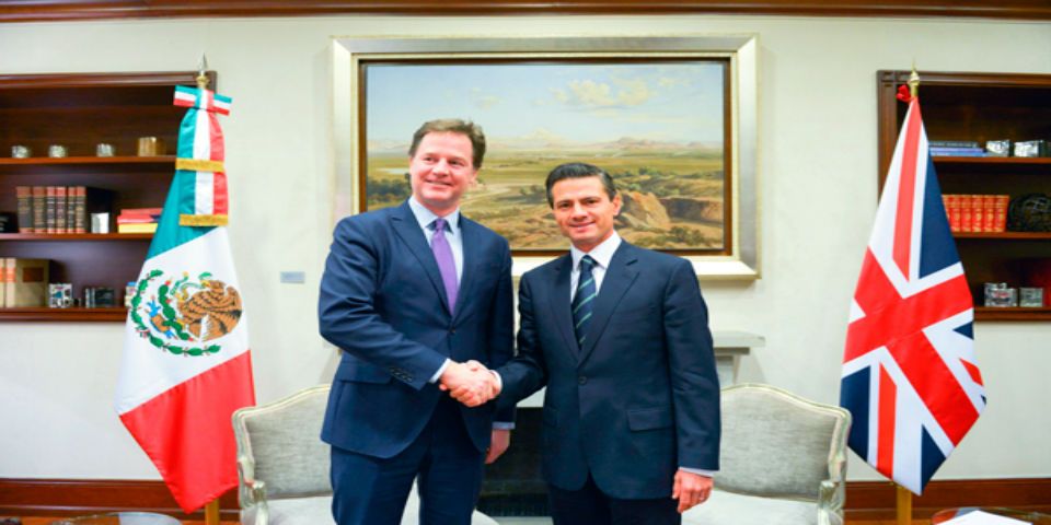 EPN condecora con Orden del Águila Azteca a ex viceprimer ministro del Reino Unido