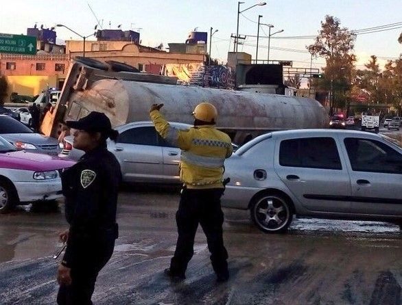 Vuelca pipa en Canal del Norte ocasionando caos vial