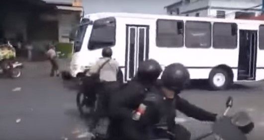 Video: matan a dos policías durante protestas en Venezuela