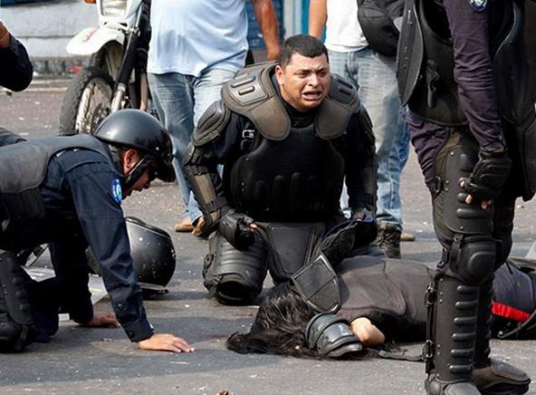Video: matan a dos policías durante protestas en Venezuela - policias-muertos-venezuela