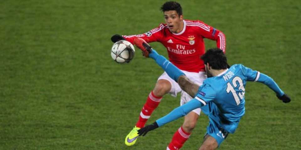 Raúl Jiménez participa en victoria del Benfica en Champions