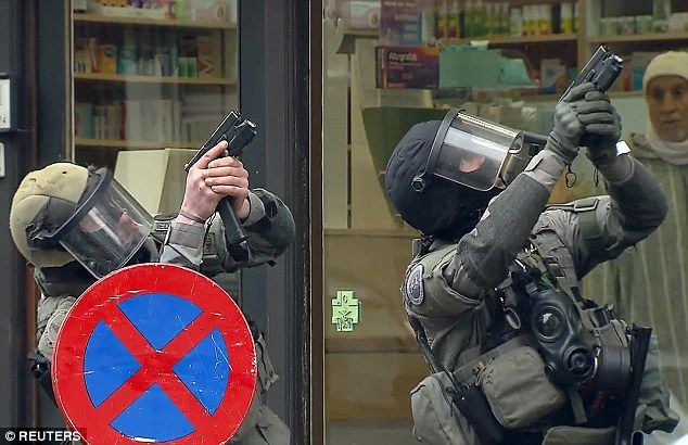 Detienen al principal sospechoso de los ataques terroristas en París - redada-bruselas-4