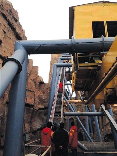 Por ave quedan boca abajo en montaña rusa china - roller-coaster