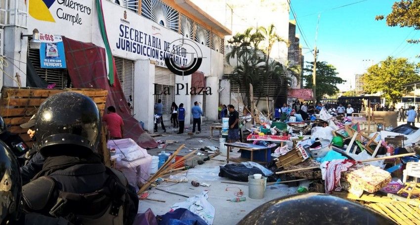Detienen a 19 trabajadores de Guerrero por daños patrimoniales - secretaria-salud-guerrero-desalojo-la-plaza-diario