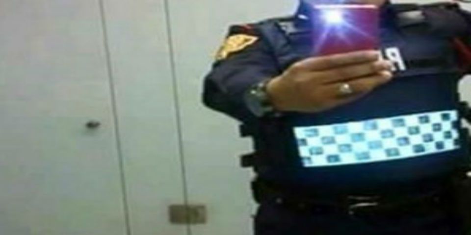 Selfie de policía causa polémica en Twitter