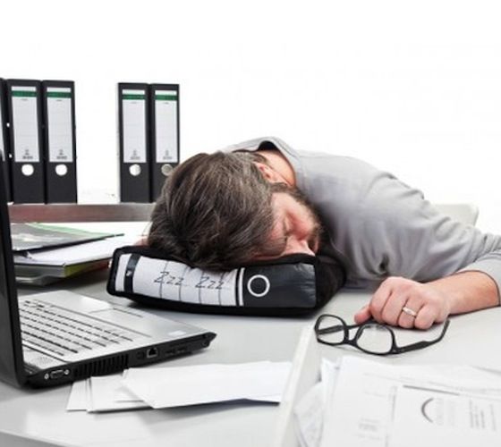 Las ventajas de dormir la siesta - siesta-oficina