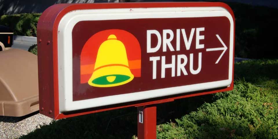 Hombre enfurece por restaurante cerrado y choca contra un edificio