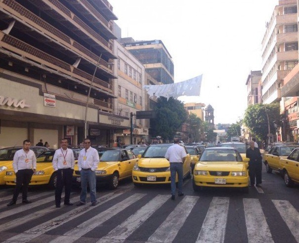 Taxistas protestan contra Uber en Guadalajara - taxistas-uber-guadalajara-2
