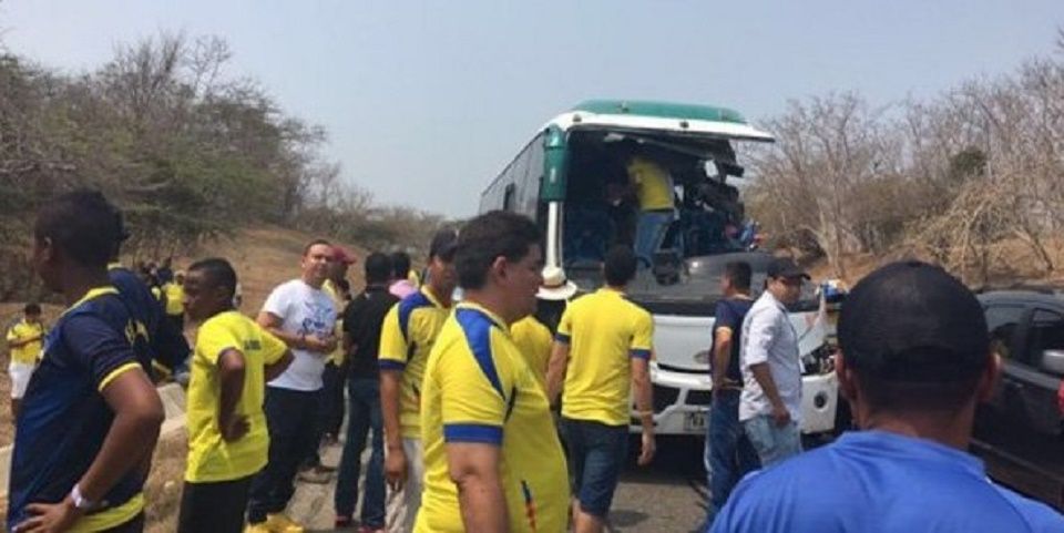 Se estrella autobús con aficionados de Colombia y Ecuador