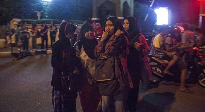 Terremoto de 7.8 azota costas de Indonesia