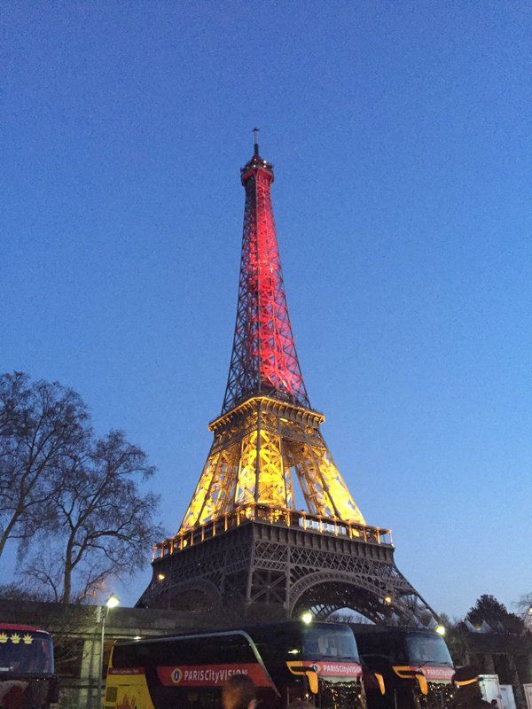 Iluminan construcciones emblemáticos con los colores de Bélgica - torre-eiffel-belgica-1
