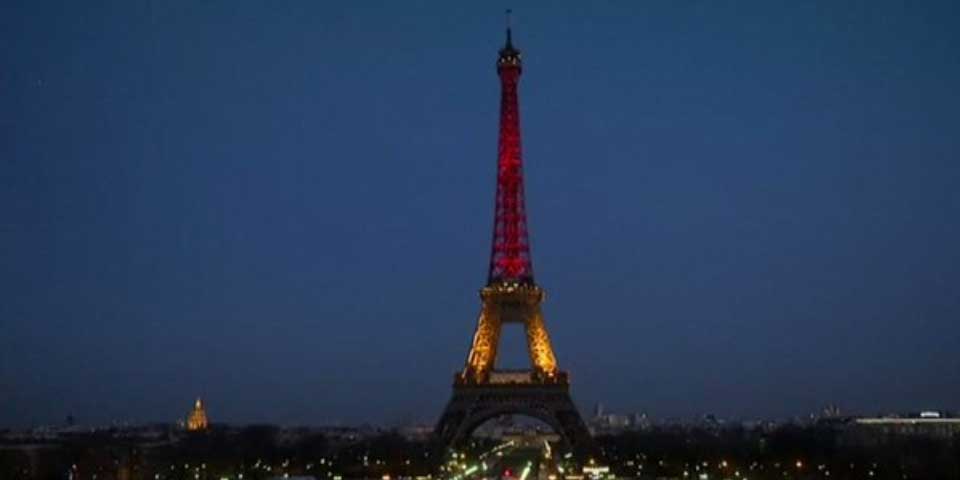 Iluminan construcciones emblemáticos con los colores de Bélgica