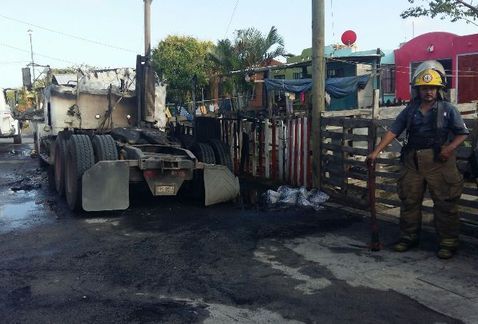 Tres muertos por explosión de camión en Tamaulipas - tractocamion-altamira-milenio
