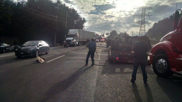 Vuelca tráiler en la Autopista México-Toluca