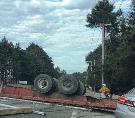 Vuelca tráiler en la Autopista México-Toluca - trailer-la-marquesa-28mar-policiafedmx2