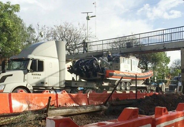 Tráiler con lancha de la SEMAR se atora en puente peatonal