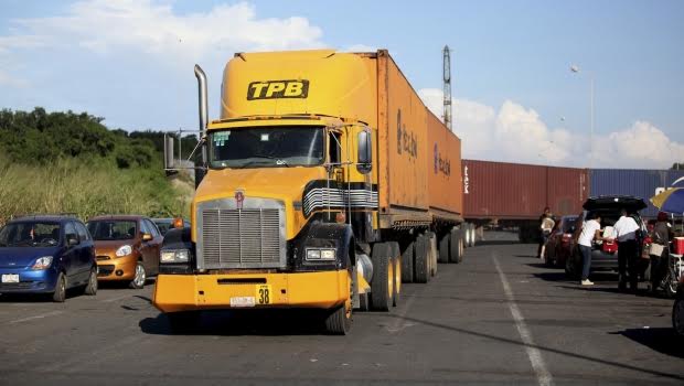 Se mantienen tráileres varados por fuertes vientos en el Itsmo - traileres-itsmo-oaxaca-quadratin