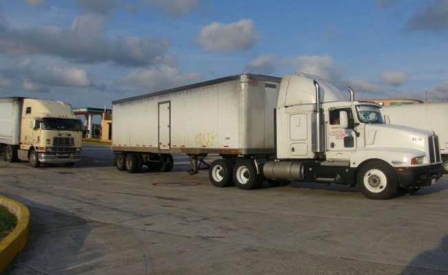 Se mantienen tráileres varados por fuertes vientos en el Itsmo