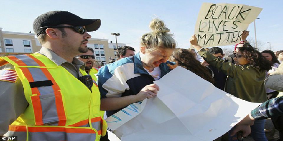 Rocían con gas pimienta a una joven en conferencia de Trump