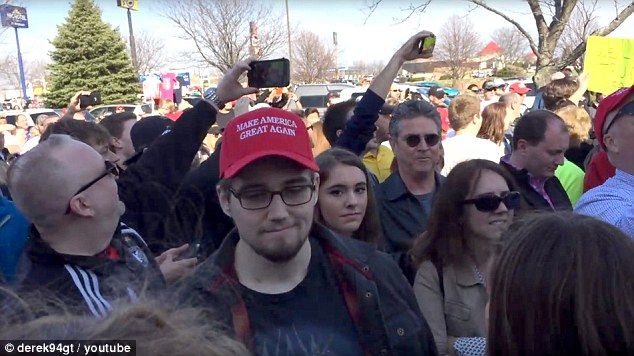 Rocían con gas pimienta a una joven en conferencia de Trump - trump3