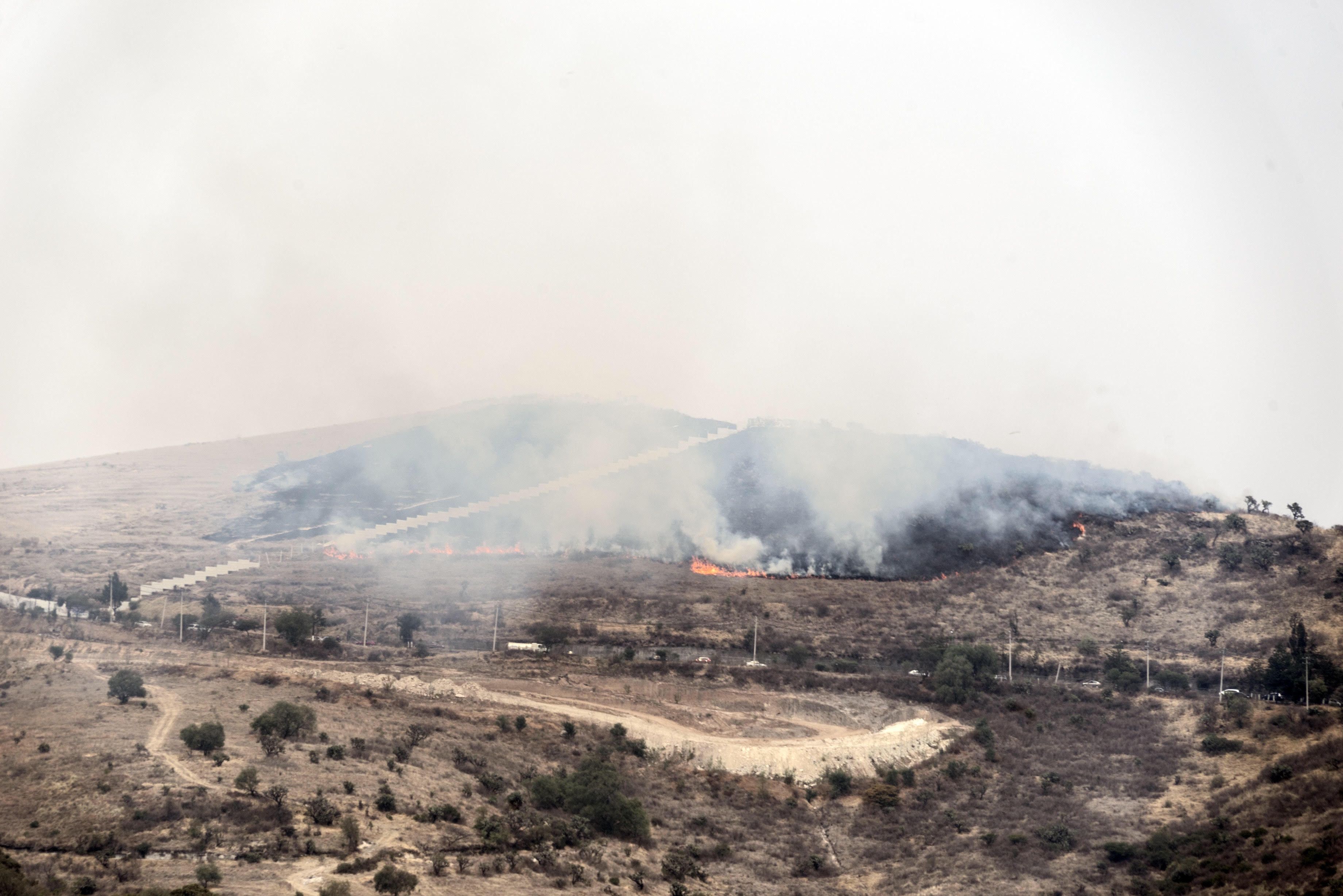 A pesar de la contigencia, queman pastizal en Atizapán