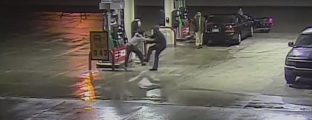 Video: hombre agrede a un musulmán y a un hispano para defender a Trump