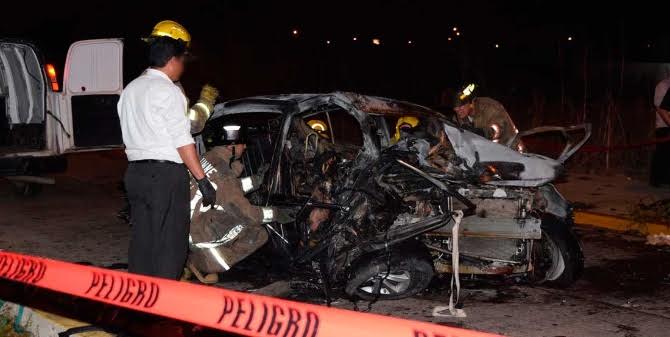 Mueren tres jóvenes por volcadura en Mazatlán