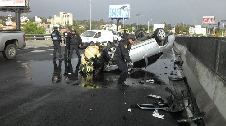 Vuelca automóvil en segundo piso del Periférico
