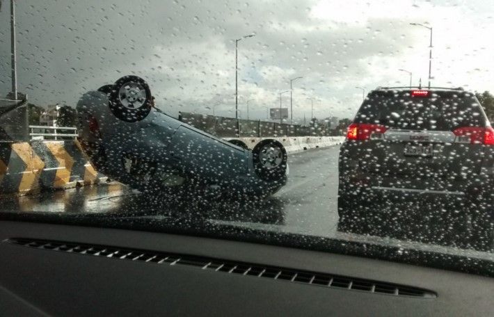 Vuelca automóvil en segundo piso del Periférico - volcadura-periferico-9mar-selenelazcarro
