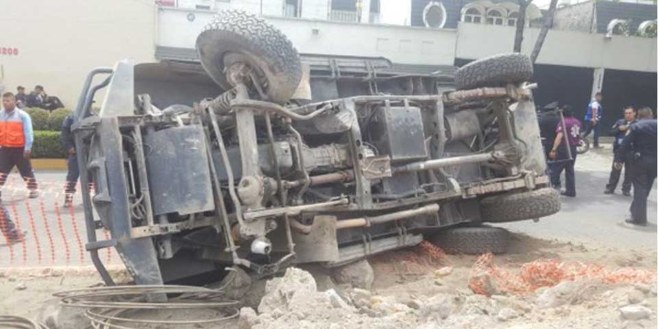 Vuelca vehículo blindado de la PF en Viaducto Tlalpan