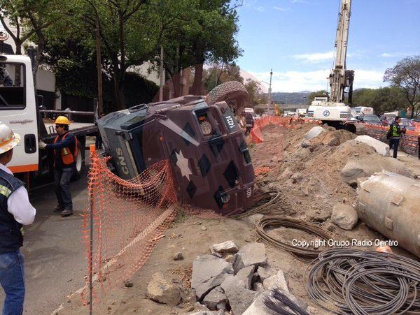Vuelca vehículo blindado de la PF en Viaducto Tlalpan - volcadura-policia-federal-2