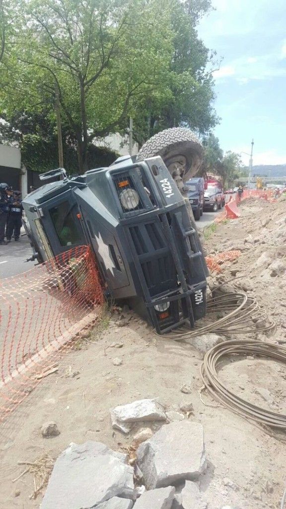 Vuelca vehículo blindado de la PF en Viaducto Tlalpan - volcadura-policia-federal-576x1024