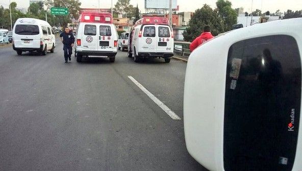 Siete heridos por volcadura de transporte público en Satélite