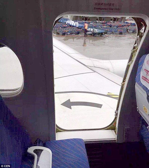 Abre puerta del avión antes del despegue para 'dejar entrar aire' - vuelo-china-puerta-1