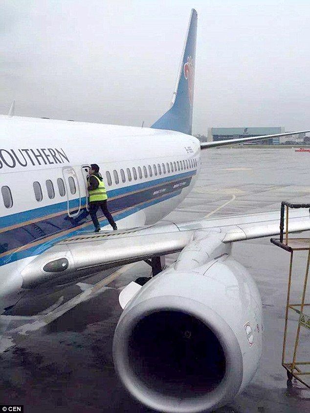 Abre puerta del avión antes del despegue para 'dejar entrar aire' - vuelo-china-puerta-2