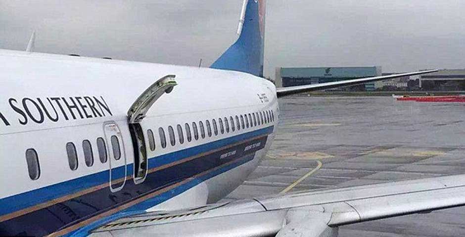 Abre puerta del avión antes del despegue para ‘dejar entrar aire’ Abre puerta del avión antes del despegue para ‘dejar entrar aire’