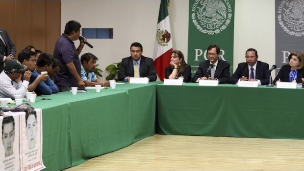 Reunión de PGR con padres de normalistas - 0920_reunion-de-padres-de-los-normalistas-y-la-pgr_620x350