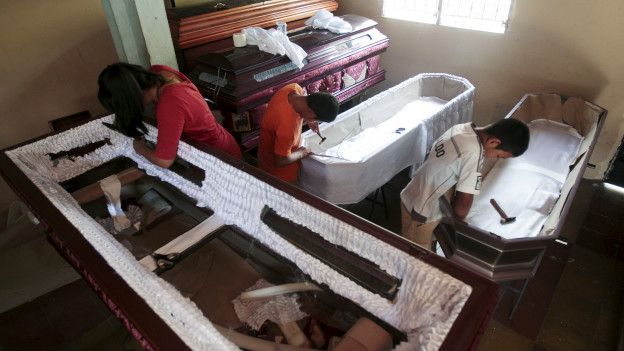 La ciudad que vive de fabricar ataúdes - 160422171559_el_salvador_jucuapa_ataudes_4_624x351_reuters_nocredit