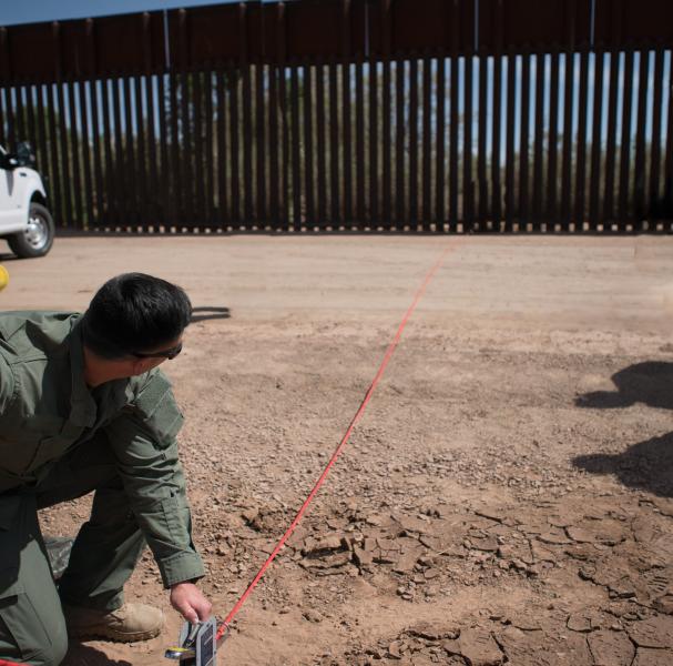 Detectan nuevo narcotúnel de casi 50 metros en Calexico - 2016-April-El-Centro-Tunnel-Agent-Measuring-2