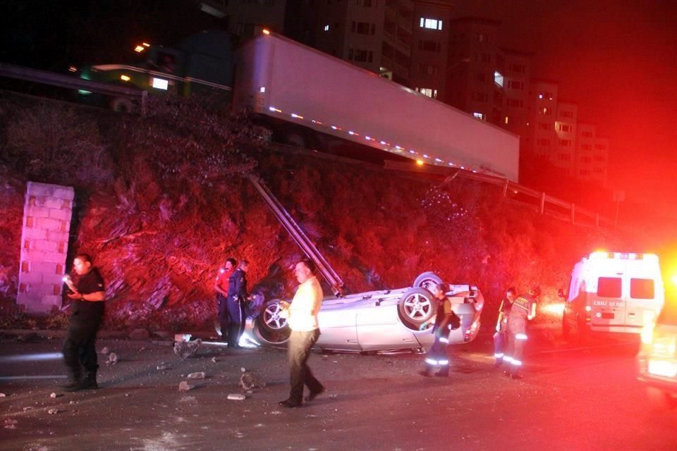 Cae auto 6 metros y conductor huye en Monterrey - 2840521