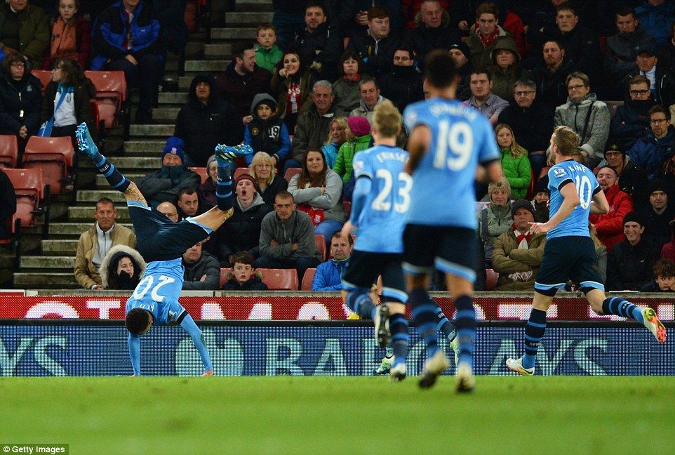 Tottenham golea y se pone a cinco puntos del Leicester City - 334EDFF200000578-3546452-image-a-90_1461012123784