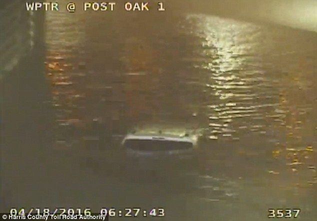 Video: mujer se hunde con su camioneta en Houston