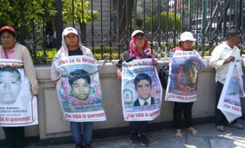 Padres de los 43 desaparecidos levantan plantón en SEGOB - 43-sin-embargo-1
