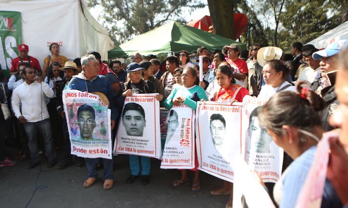 Padres de los 43 desaparecidos levantan plantón en SEGOB - 43-sin-embargo