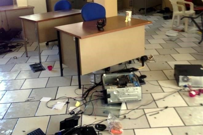 Maestros destrozan oficina del INEE en Guerrero