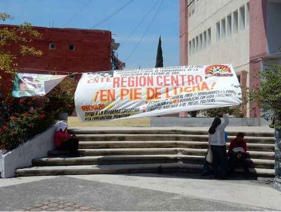 Maestros destrozan oficina del INEE en Guerrero - @APIGUERRERO